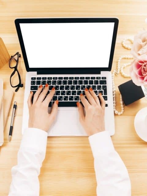 How to become a successful blogger in India and start earning in 6 months